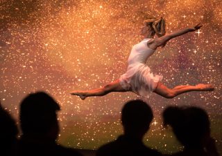 Nuevo tech show en Barcelona 🦋
🦋 Del 27 al 30 de diciembre se celebra “Génesis”, un espectáculo inmersivo de danza y arte digital para toda la familia, con un nuevo formato nunca visto en España: una pantalla LED curva de 33 metros y un sistema de sonido multicanal envolvente.
🦋 Girasomnis, estudio especializado en shows tecnológicos, dance mapping y contenido audiovisual inmersivo, en colaboración y con el apoyo técnico de FLUGE Audiovisuales Barcelona, empresa líder del sector AV a nivel nacional, estrenan “Génesis”, un show de formato revolucionario, en el nuevo Espai l’Idem – Creative Arts School de Poblenou, el recién estrenado espacio de la escuela internacional de artes creativas.
🦋 “Génesis”, que se podrá ver únicamente los días 27, 28, 29 y 30 de diciembre, fusiona danza contemporánea, arte digital, videomapping y sonido envolvente, con visuales reactivos y proyecciones interactivas, e invita a un viaje sensorial entre la realidad y el sueño.
@girasomnis @pacogramaje @fluge_av @lidemschool @paulavolatil #work