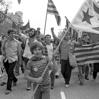 ANNA TURBAU,
PIONERA DEL FOTOPERIODISME CATALÀ 📸
📸 El @palaurobertcat inaugura l’exposició “Anna Turbau. En veu pròpia”, que recupera els treballs més reconeguts de la fotògrafa i descobreix col·leccions d’imatges inèdites d’aquesta pionera del fotoperiodisme català
📸 La mostra, que es podrà visitar del 15 de juny al 30 d’agost, repassa una obra marcada pel compromís social i la voluntat de denúncia, que va contribuir a visibilitzar les mobilitzacions i la lluita per les llibertats, amb un llenguatge renovat i militant, allunyat del documentalisme més humanista practicat per bona part de la generació dels seixanta.
📸 L’exposició reuneix algunes de les seves fotografies més icòniques de Barcelona i Galícia, testimonis de les mobilitzacions socials i polítiques dels darrers anys del franquisme i de tota la Transició –com les protestes contra la construcció de l’AP-9, els piquets de Guísamo o les mobilitzacions arran del naufragi del Marbel– i descobreix una extensa selecció d’imatges inèdites –com les comunitats gitanes de Ripollet, les internes del centre penitenciari de dones de Wad-Ras, l’actuació d’Ella Fitzgerald al Festival de Jazz de Barcelona a mitjans dels anys setanta, la primera Diada de Catalunya després del franquisme o el referèndum per l’aprovació de la Constitució a Barcelona–, entre moltes d’altres.
📸 Anna Turbau. En veu pròpia” està comissariada per @adrapallon, @mariaplanasaguera i @silomedes, de la Fundació Photographic Social Vision, i organitzada pel Palau Robert, juntament amb la Fundació Photographic, amb la col·laboració del Centre Internacional de Fotografia Fundació Toni Catany i el Consello da Cultura Galega.
#fotografia #fotografiadocumental #work
📸📸📸🖤🖤